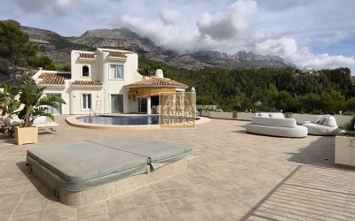  Fantástica villa con vistas panorámicas al mar.